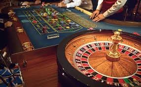 233leyun APP ဖြင့် မိုဘိုင်းဖုန်းပေါ်တွင် Live Casino ကစားနေသော မြင်ကွင်း